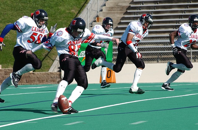 裁判争议！快船负雷霆引发争议，观众抨击8打5判罚.